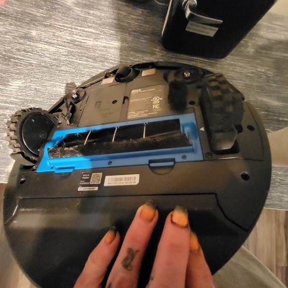 Shark vaccum - Picture 2 of 2